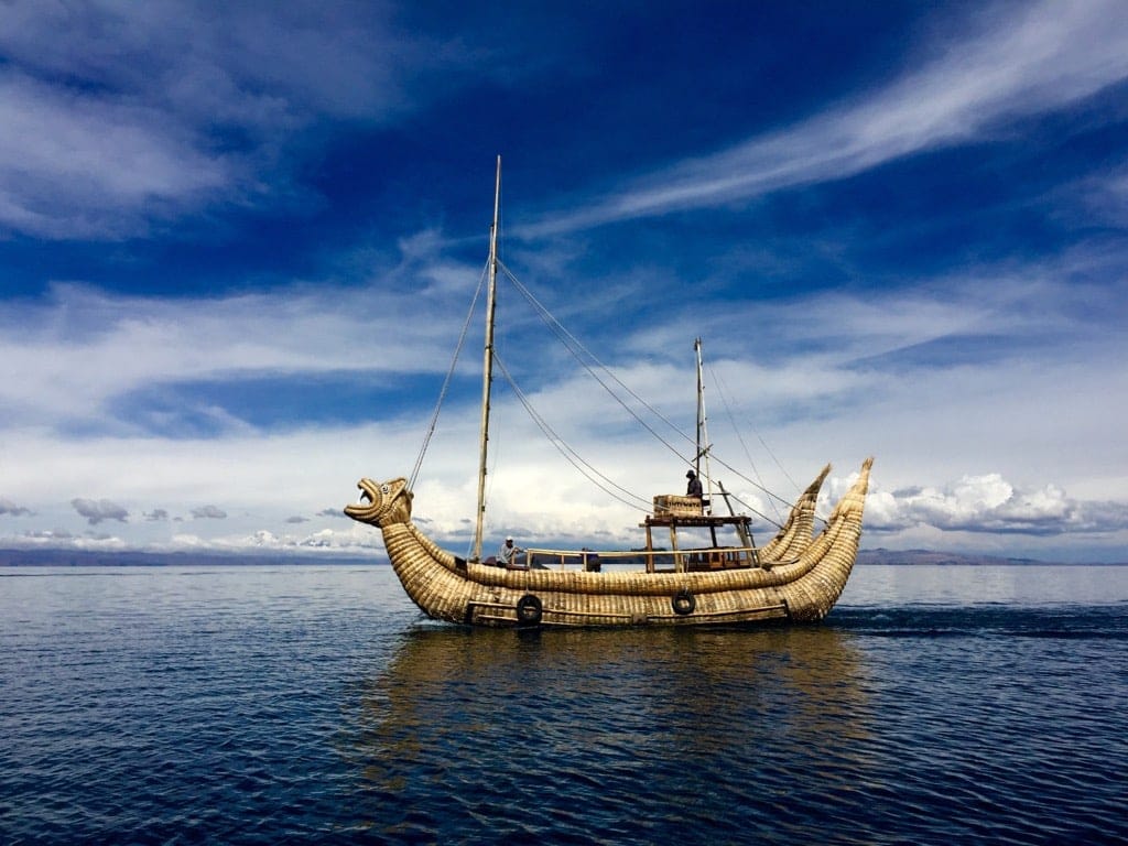 Schilfboot auf dem Titicacasee in Bolivien