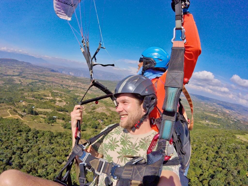 Chris beim Paragliding in Kolumbien