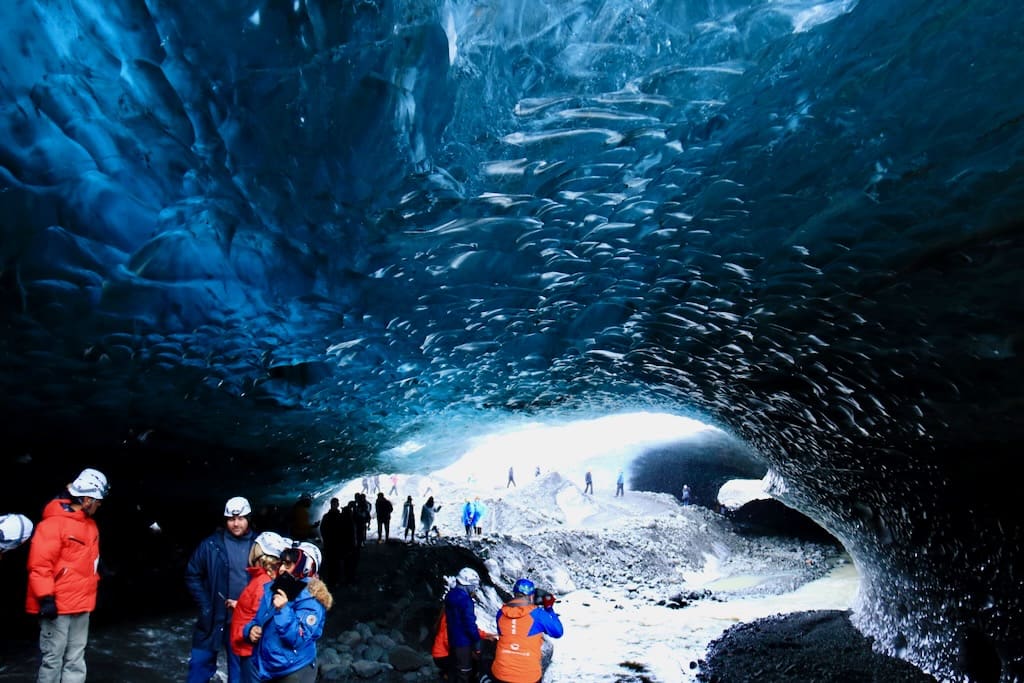 Crystal Blue Ice Cave im Vatnajökull-Gletscher in Island